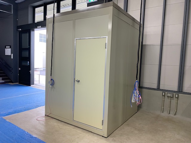 店舗レジ小屋を千葉県千葉市に1日で設置|パネルハウス関東 店舗レジ小屋用パネルハウスの施工写真