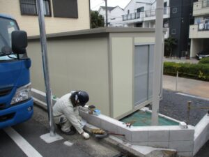 防災倉庫用プレハブの外観全体と設置作業の様子
