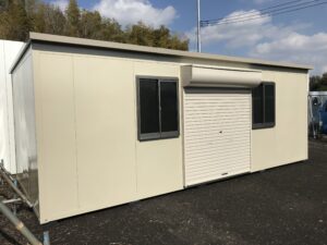 神奈川県横浜市の資材倉庫用パネルハウス シャッター正面外観